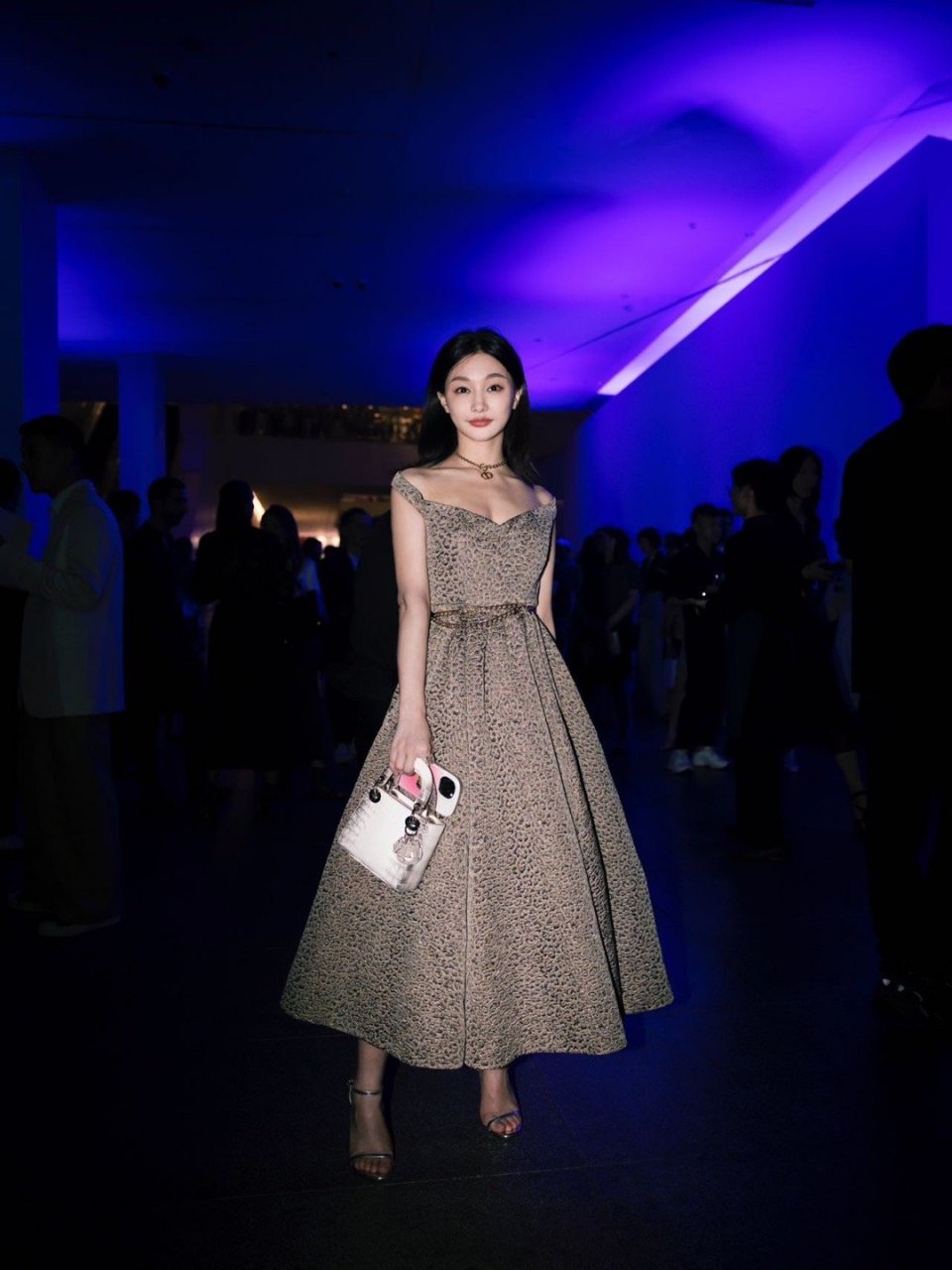 miss韩懿莹现身时尚秀场# miss大小姐韩懿莹这气场这气质,任谁看了