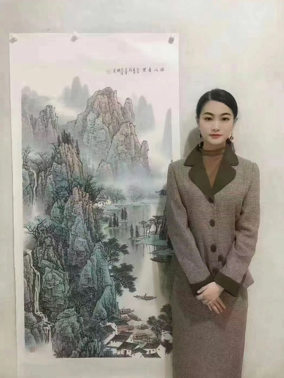 莫淇麟,广西画家,进修于中国人民大学国画高级研修班.