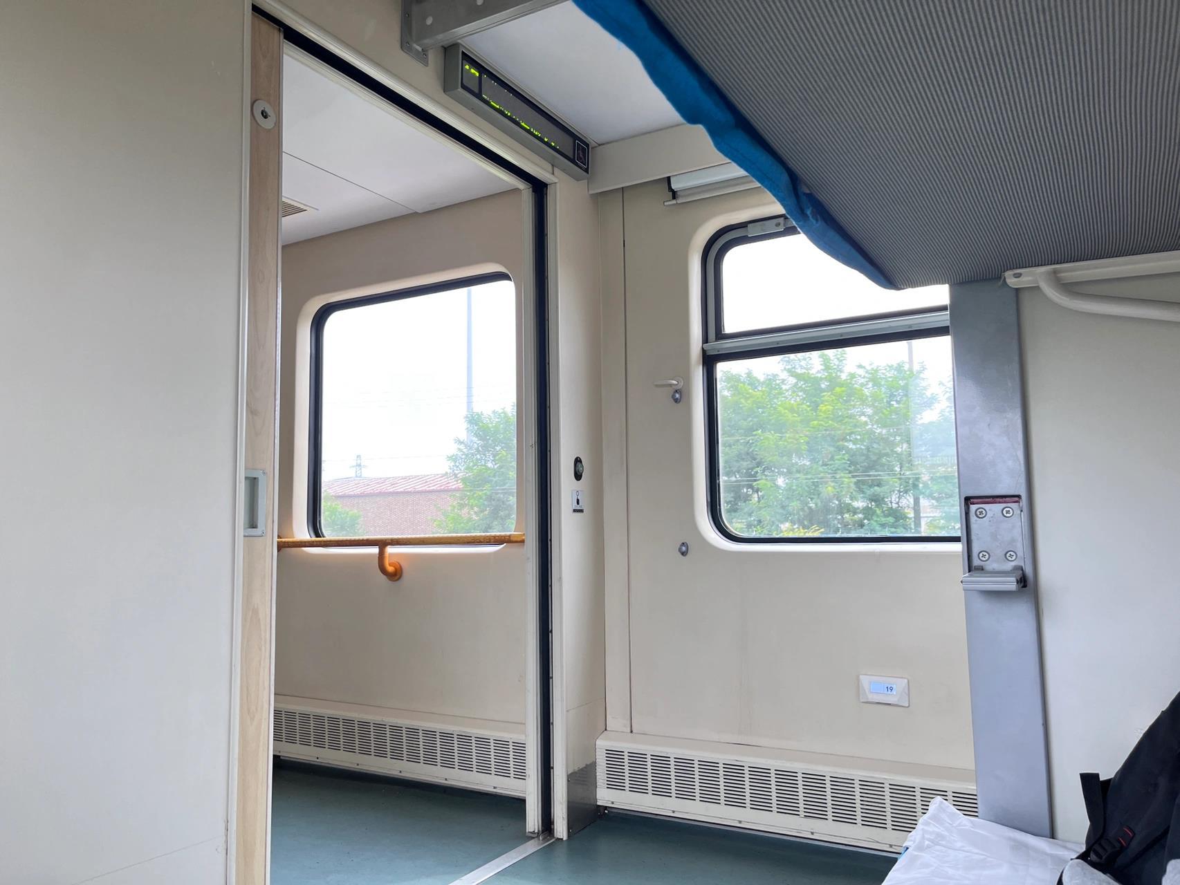 咱们就是说坐火车卧铺这个位置也太好啦 因为是学生票不能选座位 买了