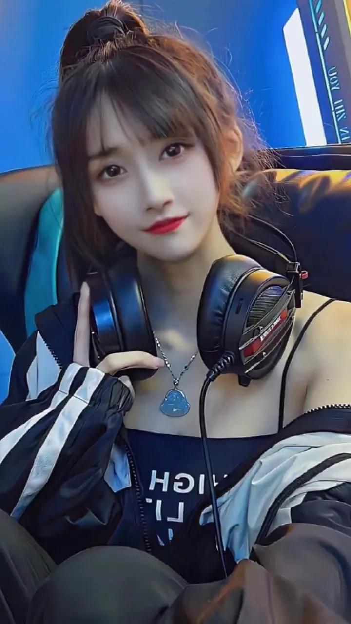 戴耳机的小姐姐,有你最爱的嘛?美女