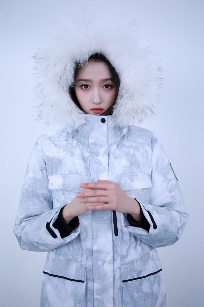 关晓彤# 雪花白羽绒服随拍,入冬秒变冰雪宝宝