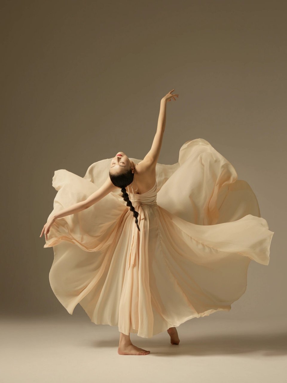 舞蹈摄影|大摆裙动作参考 经典的裸色大裙摆 轻柔又浪漫 与舞蹈完美