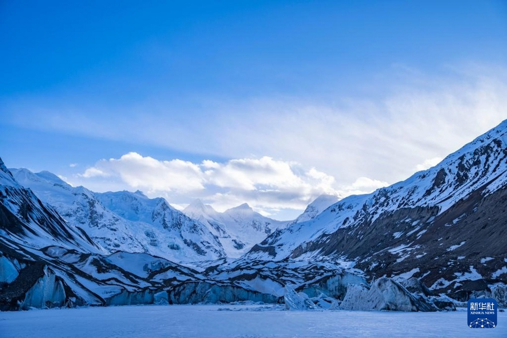 西藏昌都市边坝县位于念青唐古拉山脉南麓,由于海拔较高,这里雪山耸立