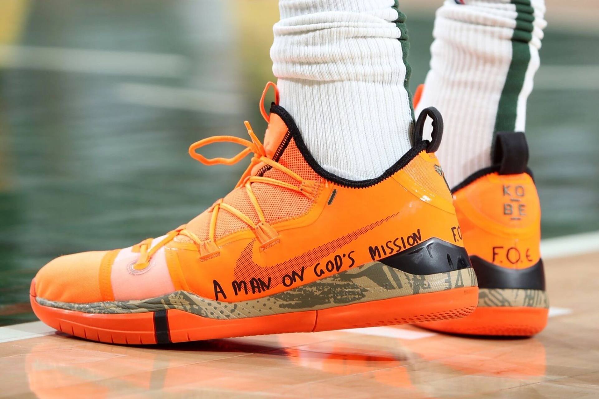 没出签名鞋之前,字母哥是一水的科比球鞋 字母早期的比赛多数穿的是