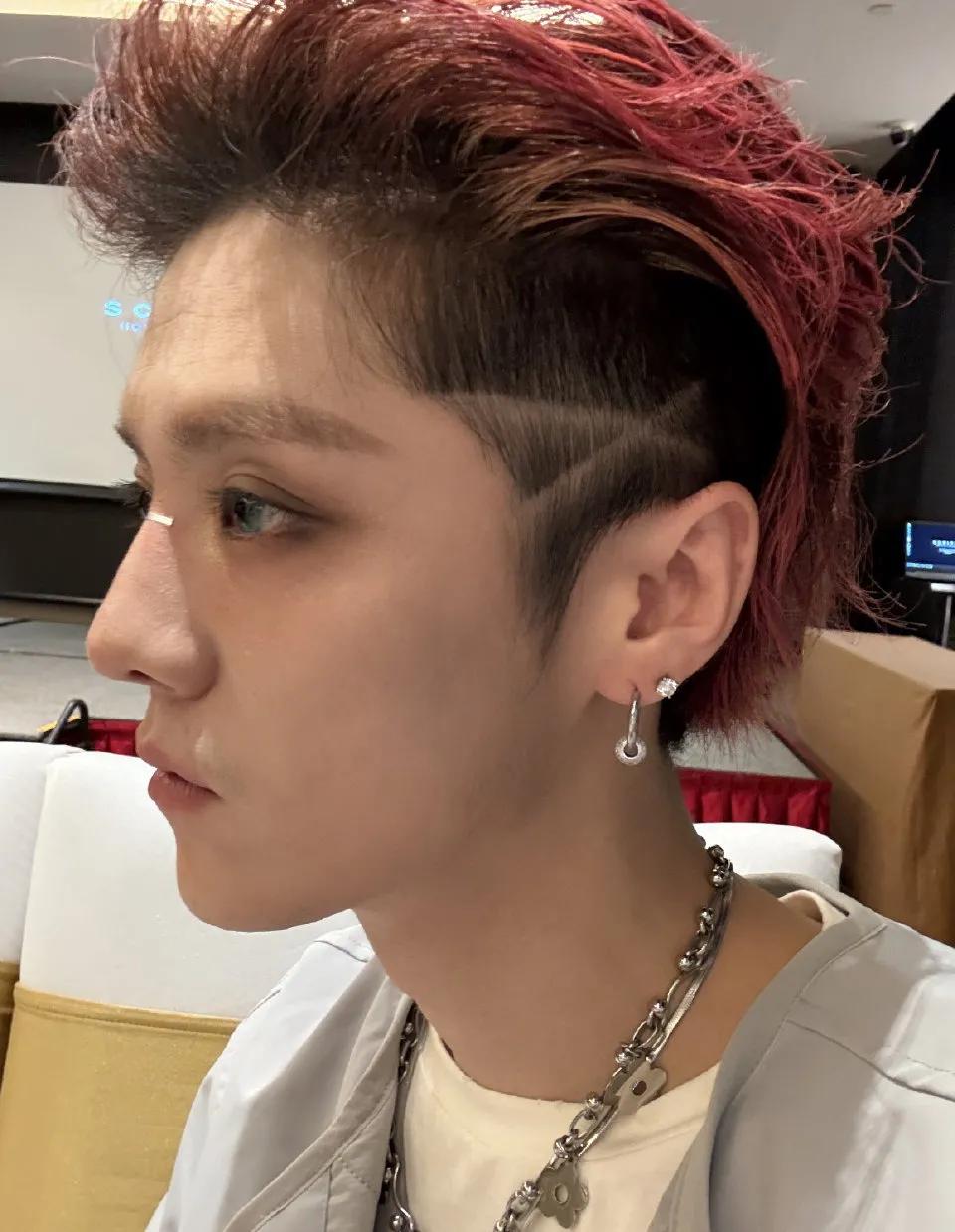 大家觉得鹿晗长得怎么样? 有人说颜值逆天,帅出天际!