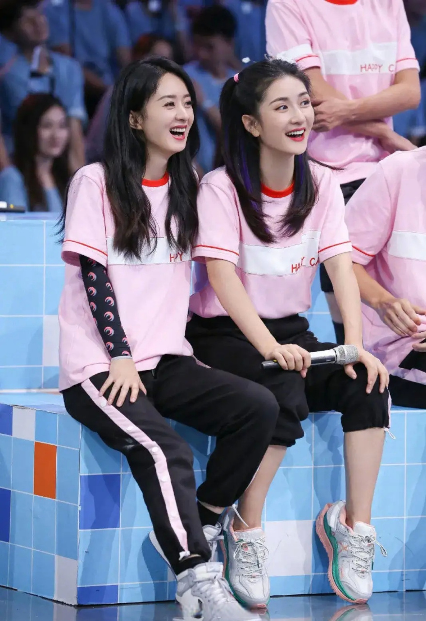 赵丽颖在谢娜面前好像一个被照顾的乖乖女,不愧是大哥和二弟,两个人