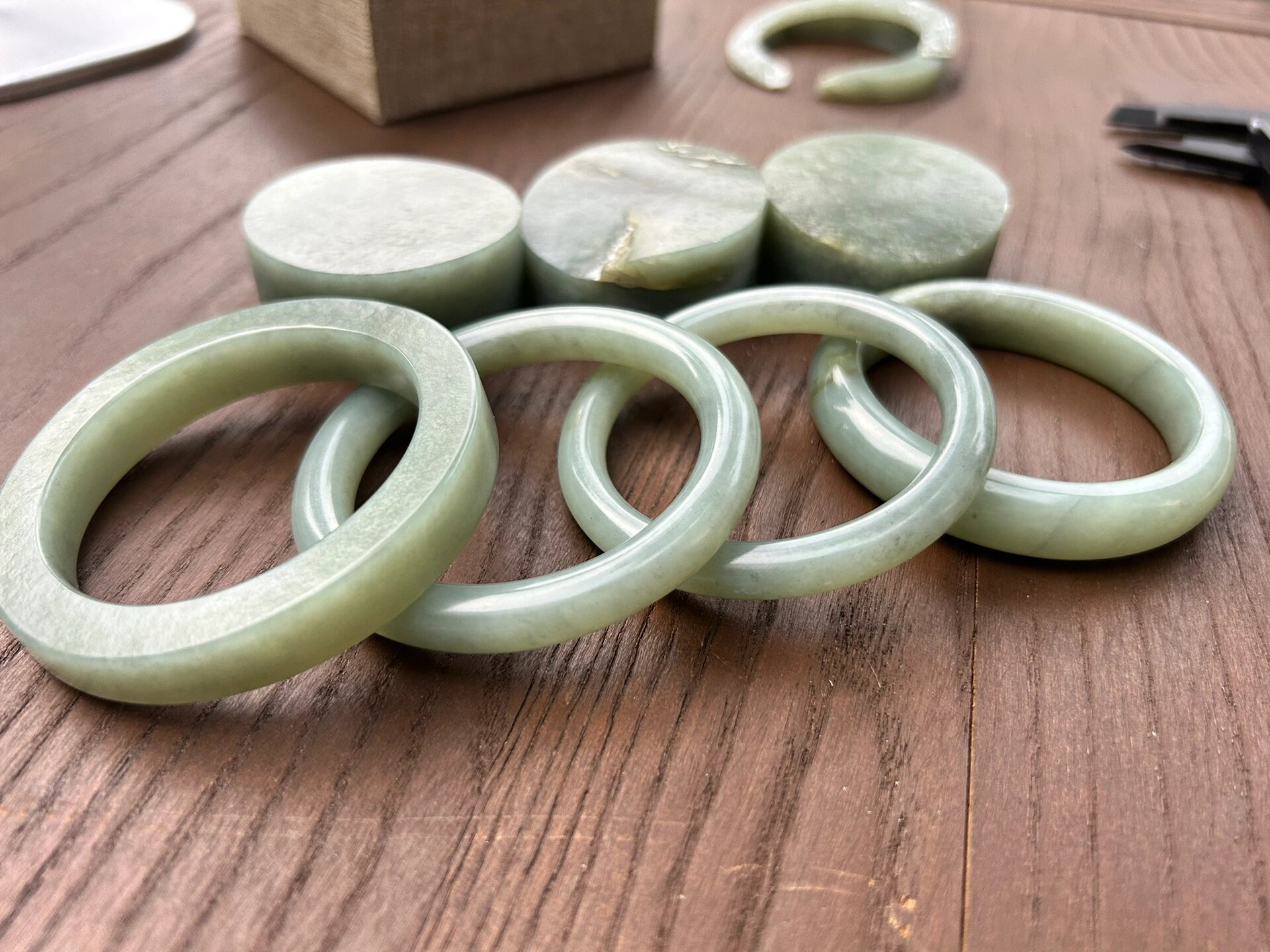 蓝调青玉籽料手镯说明 总说明: 共四只手镯,均为蓝调青玉带青花的料子