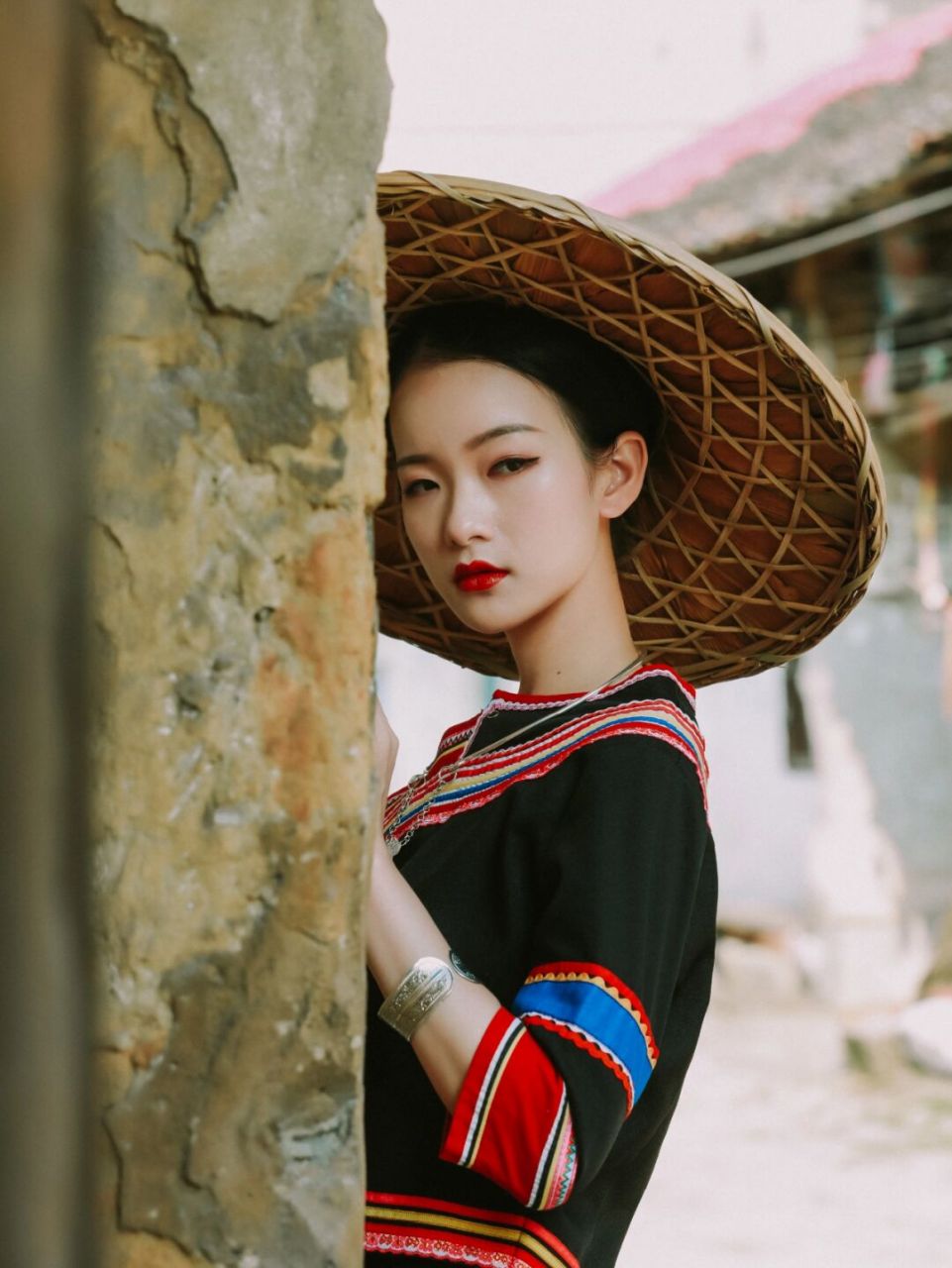 🍃拉祜族诞生礼: 根据传统习惯,拉祜族婴儿出生后满"一龙"(12 天)即