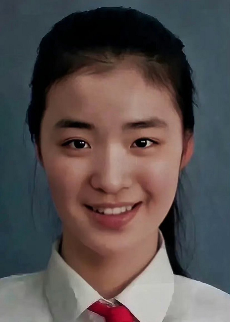 看了一下王楚然早期旧照,发现真的是女大十八变