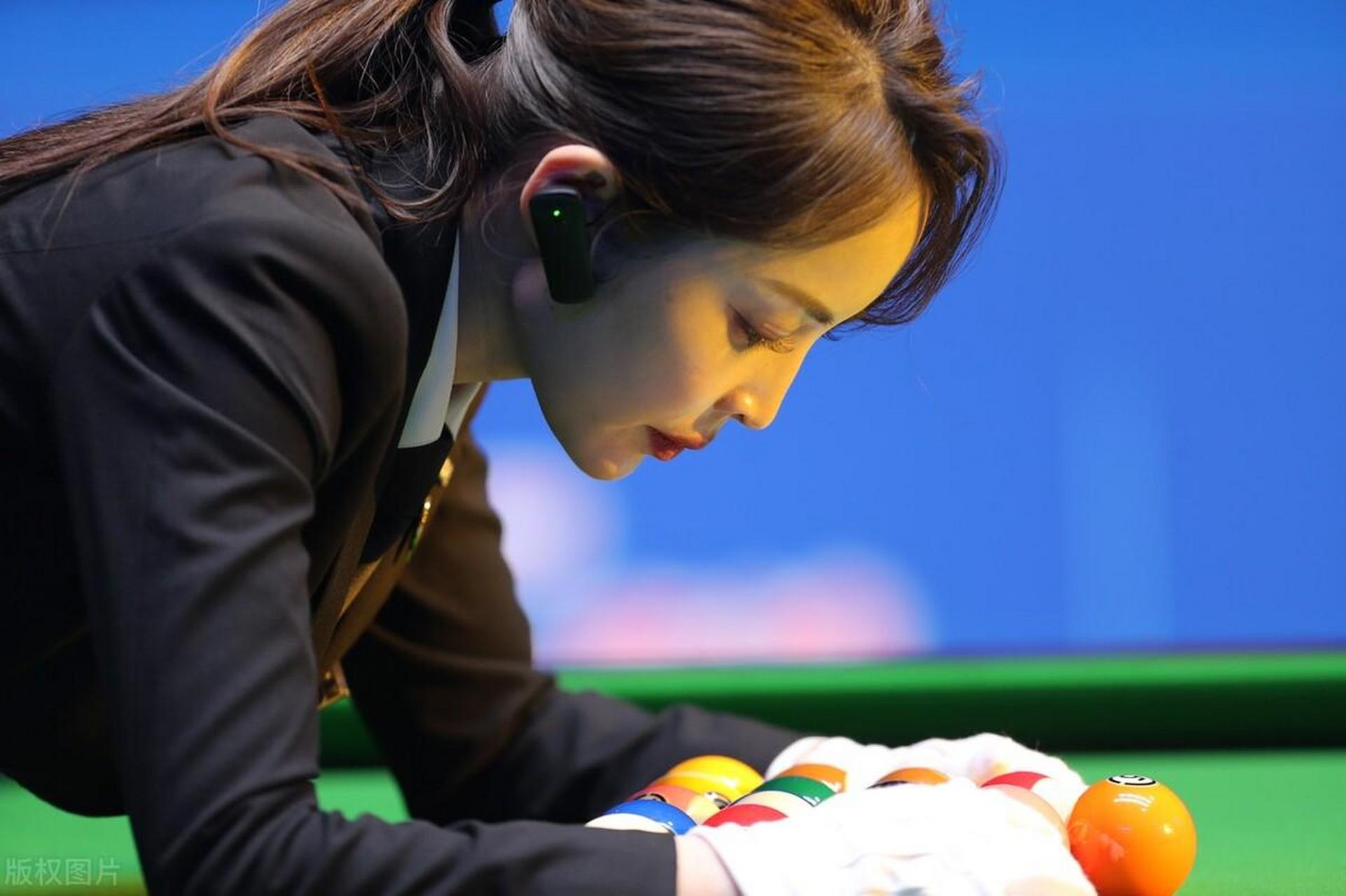 王钟瑶做裁判,风景太好,哪来心思打球?