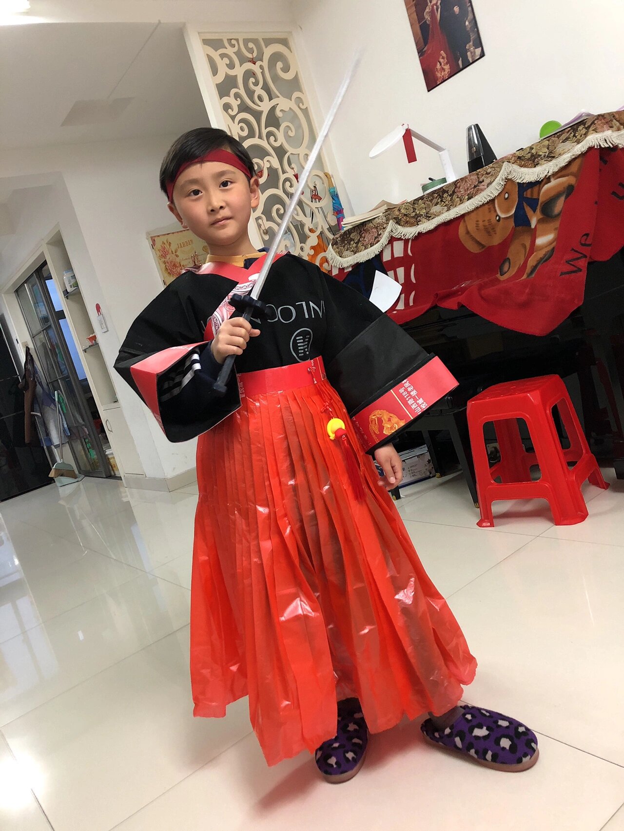 环保时装秀:汉服设计大赛 老大二年级的参赛作品,凝聚了一家人的创意