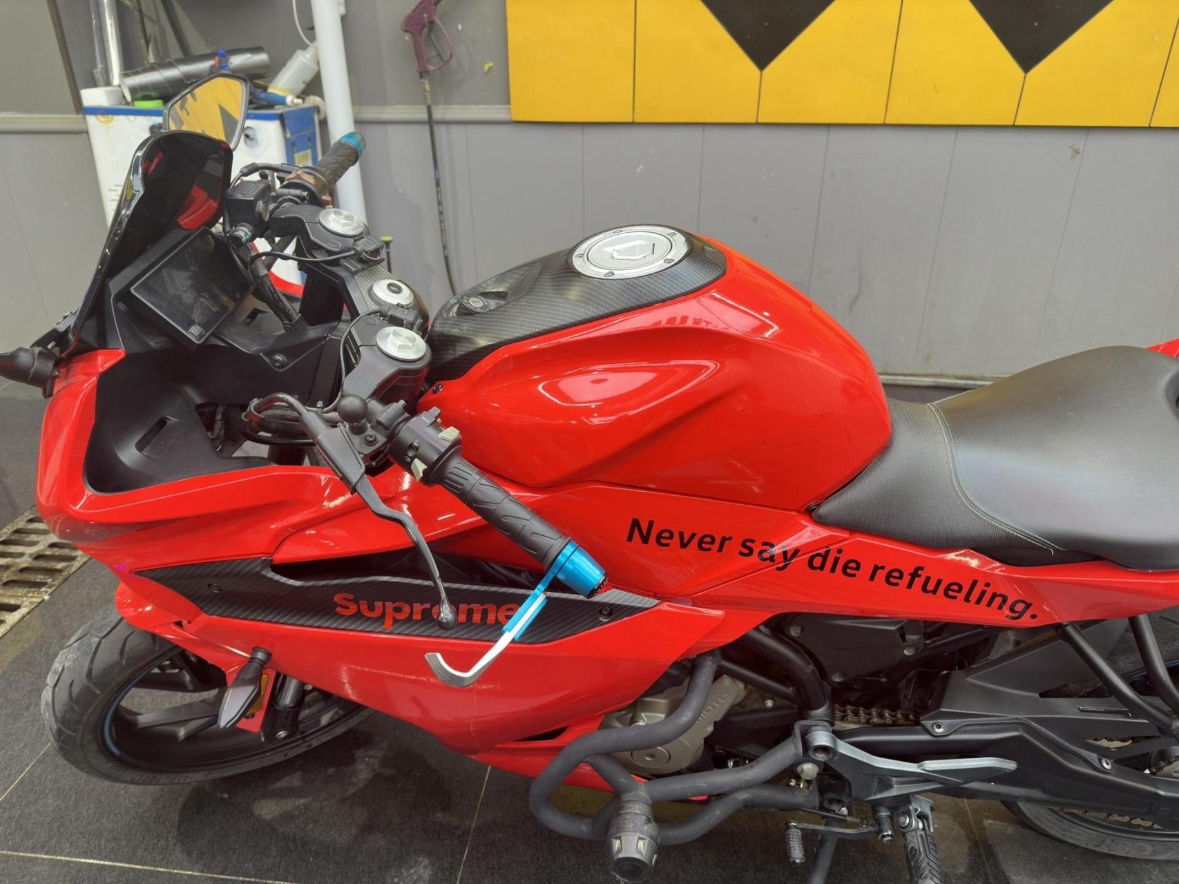 给你速度的快感,春风250sr,一路狂飙不停!改色法拉利红