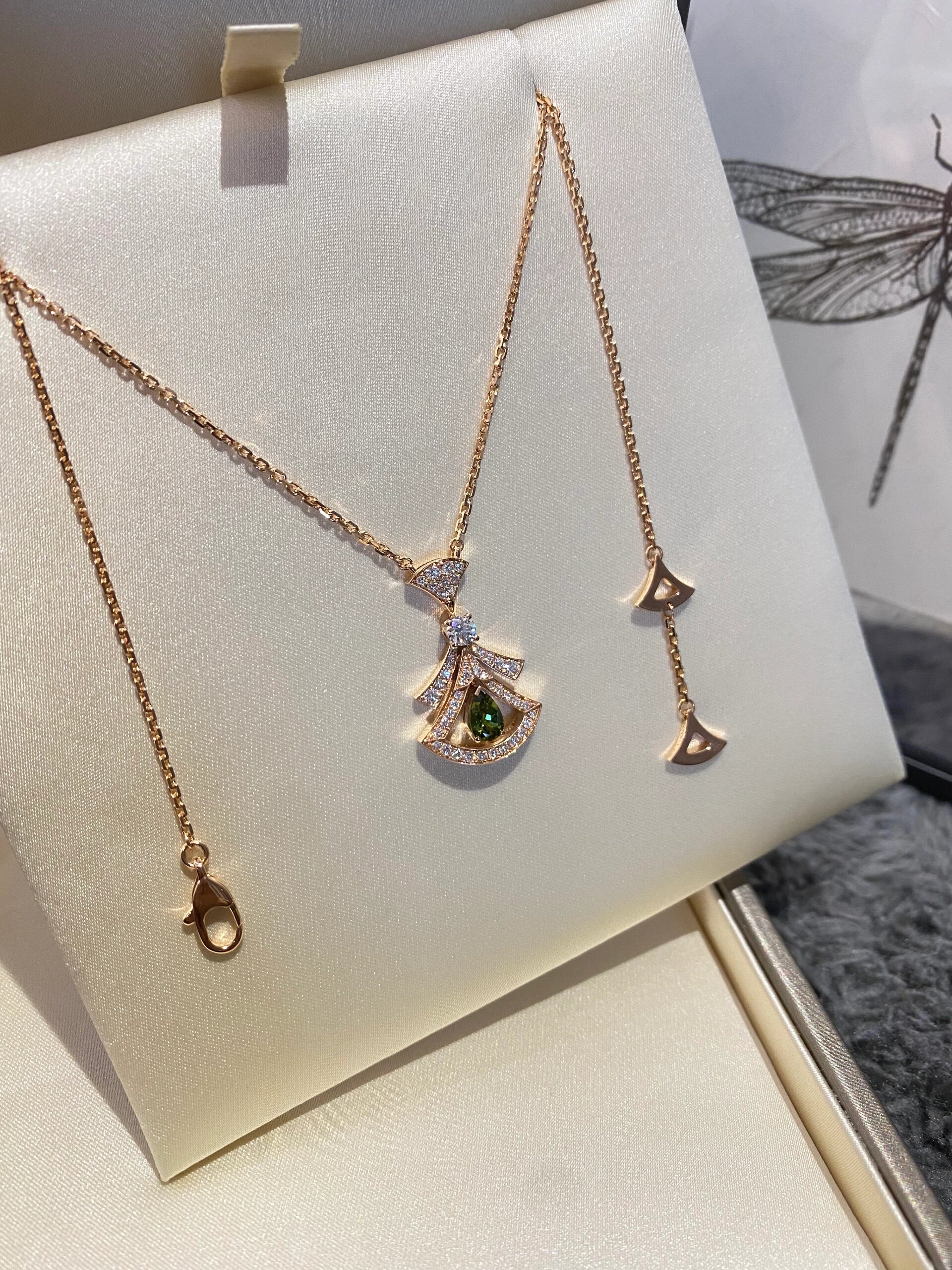 宝格丽限定满钻绿宝石项链