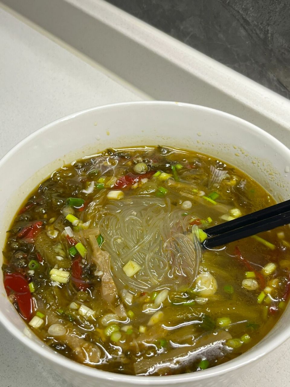 酸辣开胃的酸菜粉丝汤00(附教程) 酸菜粉丝汤超级开胃 简单快手汤