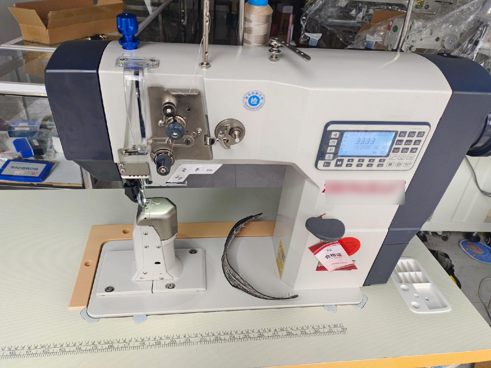 步进款电脑罗拉车,采用步进电机上下送料,电子调节针距,百分百重针