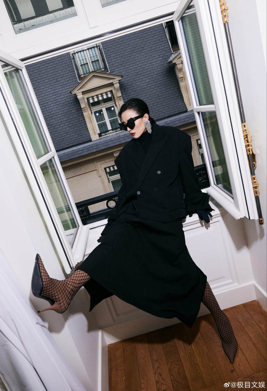 演员宋佳 今日出席品牌高定秀造型释出,把渔网袜穿在鞋上好前卫!