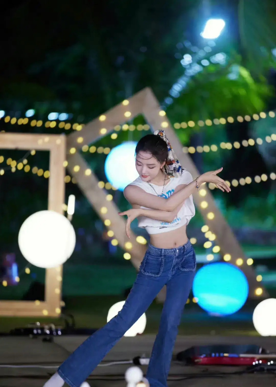 任敏是有舞蹈功底的吗?感觉身姿很好啊[思考][思考]