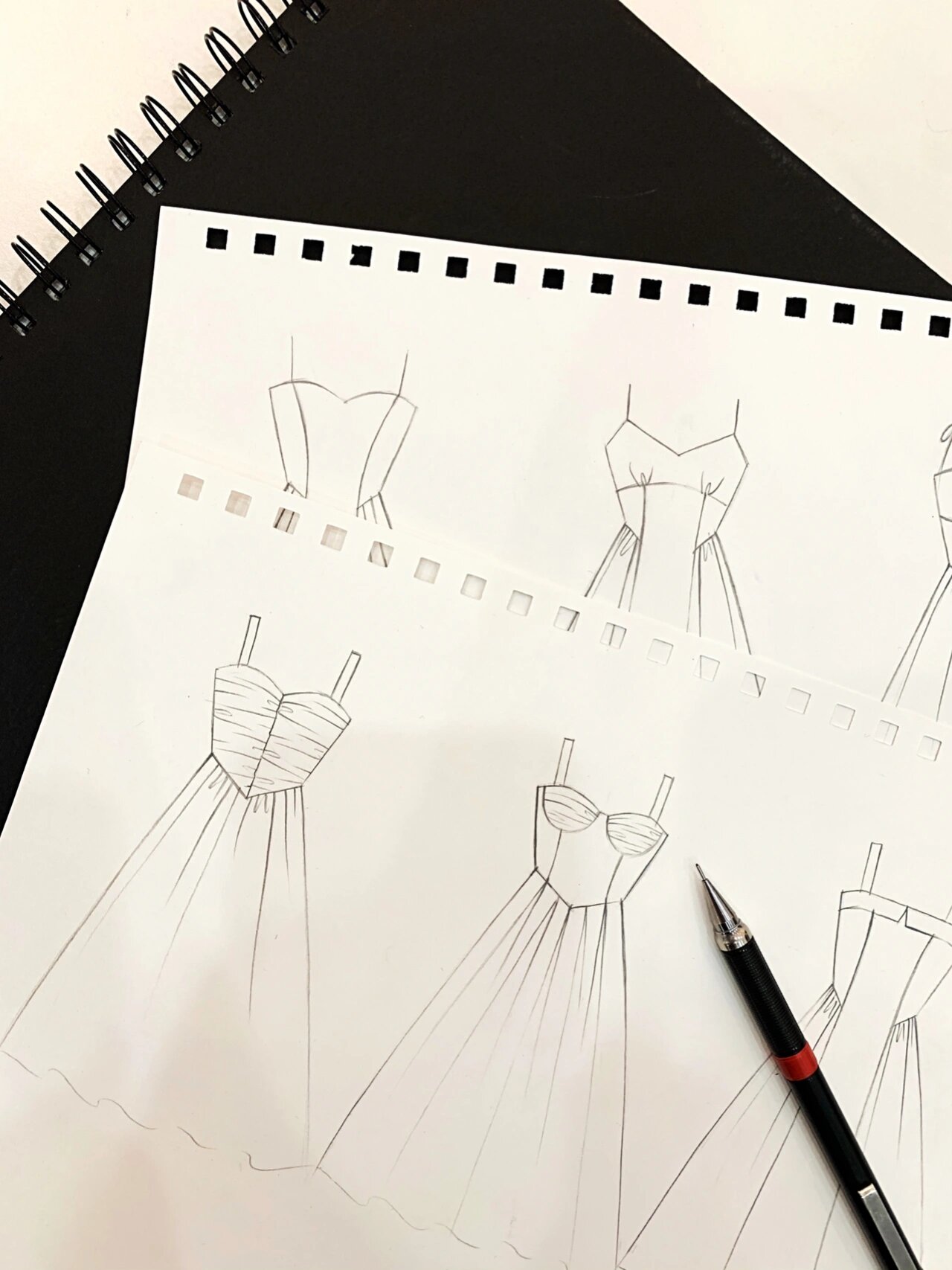 今天来更新一组夏日吊带连衣裙的款式图 .