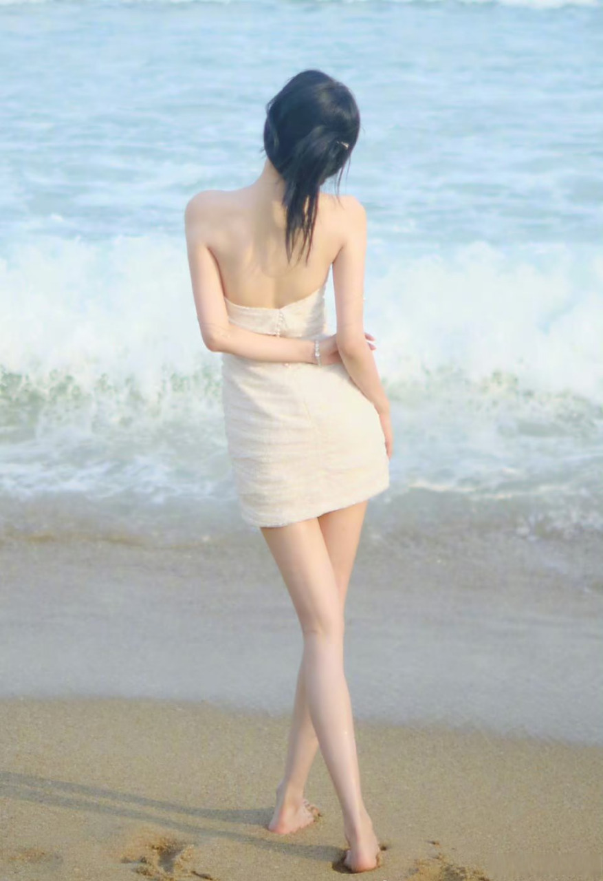 孙怡这身材跟lisa差不多啊,脚长腿长的,而且皮肤像是被牛奶泡过一样.