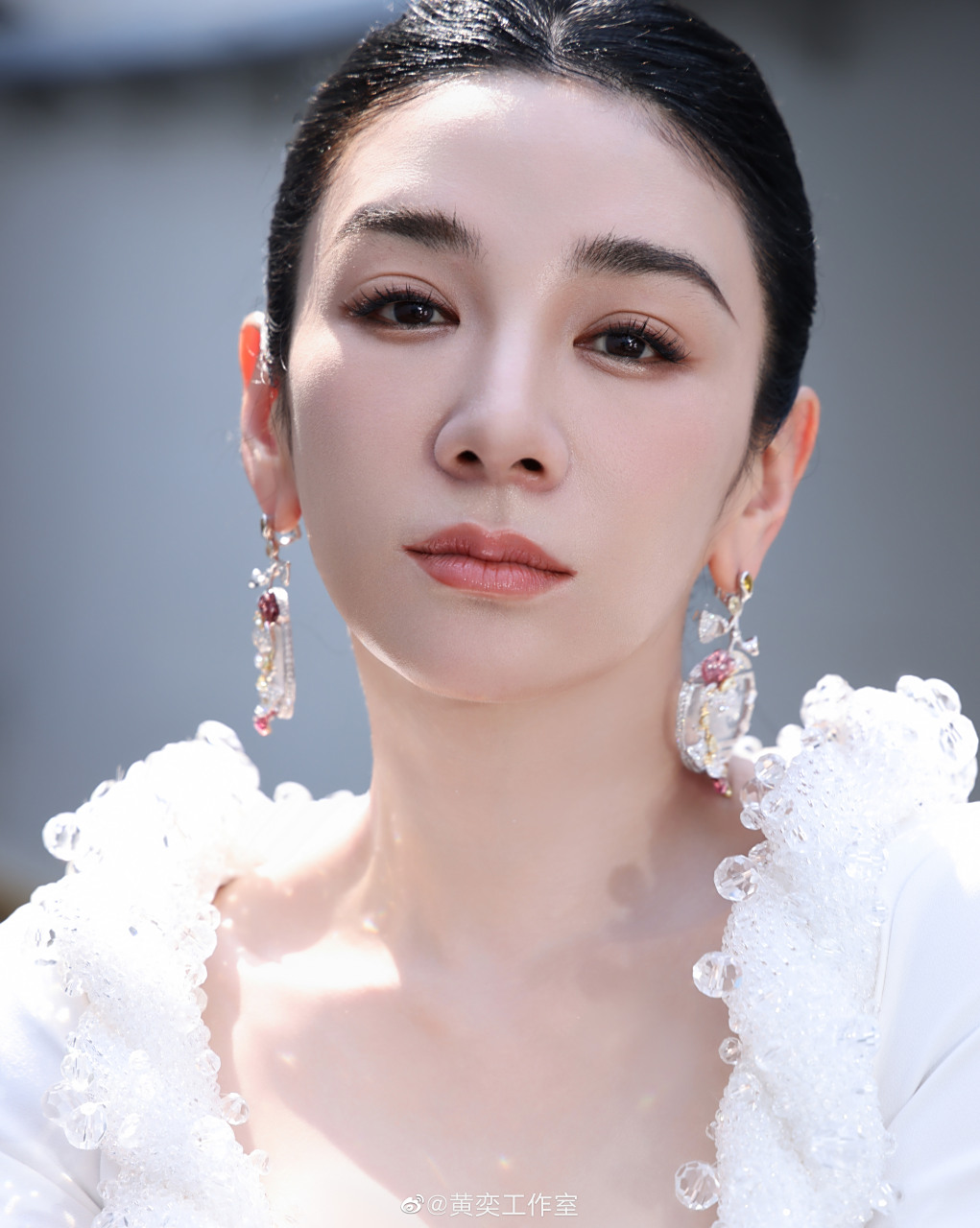 黄奕 @黄奕 一袭白裙亮相第二十五届上海国际电影节,佳人倩影,钻光