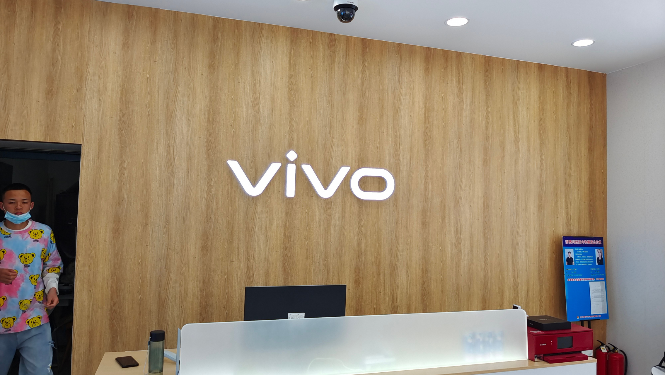 附近的vivo专卖店终于装修好了,反正这种木制背景墙看着挺高级的～去