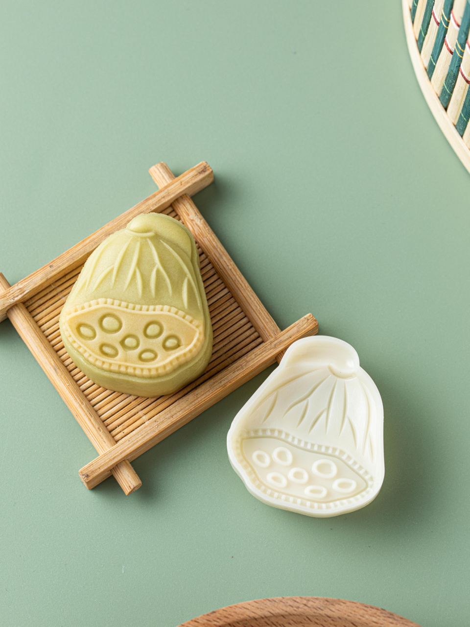 还记得小时候在奶奶家,最喜欢去池塘摘莲蓬吃,拨开外衣,露出一颗颗