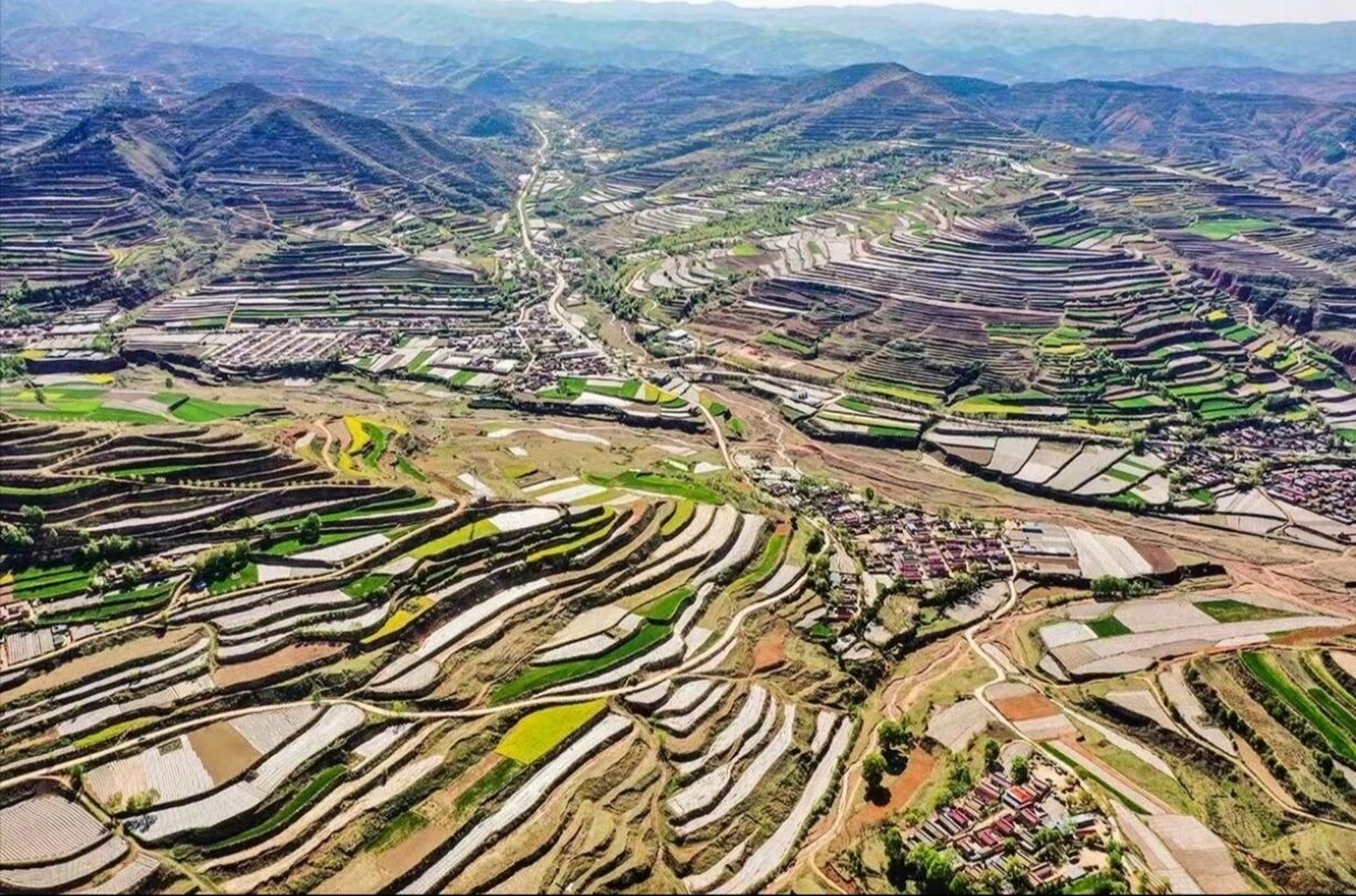 庄浪梯田 庄浪梯田,望山山翠,看地地平,如雕如塑,如诗如画.