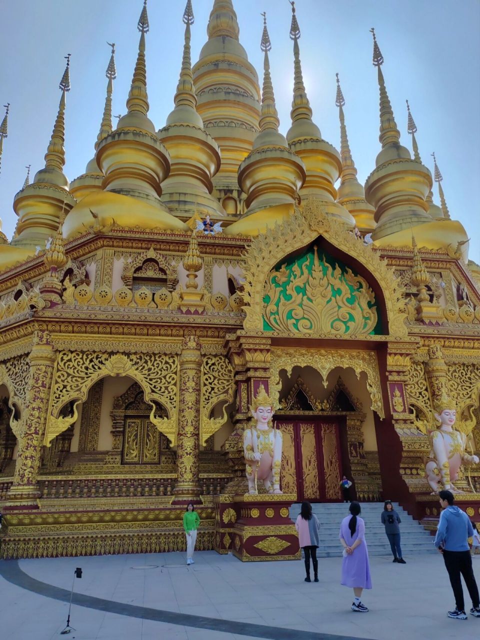 是南传佛教象征十二版纳的标志性建筑之一,也是西双版纳佛教活动的