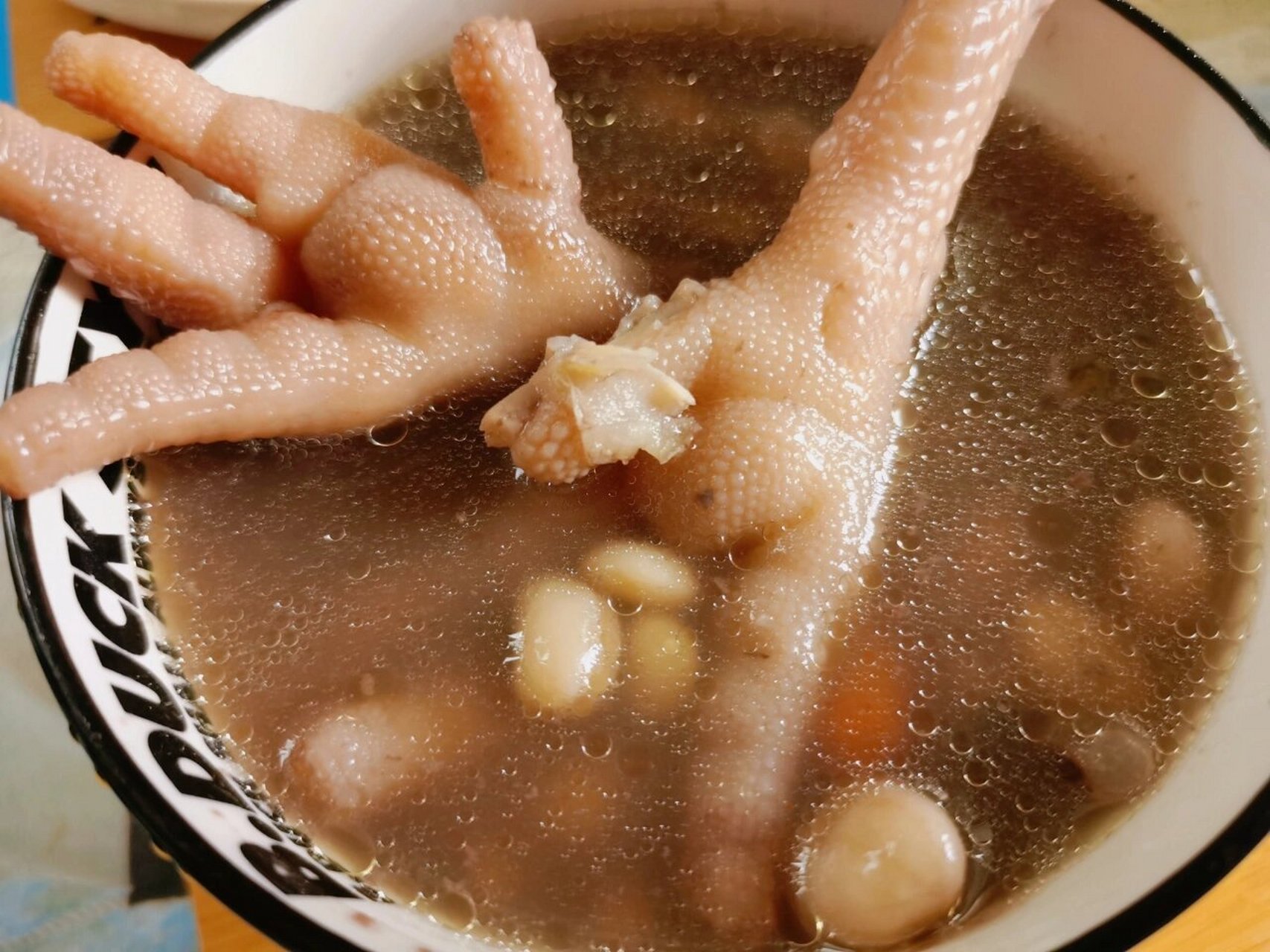 广东地道老火汤,鸡脚花生眉豆汤 功效:健脾祛湿,强筋健骨,满满的骨胶