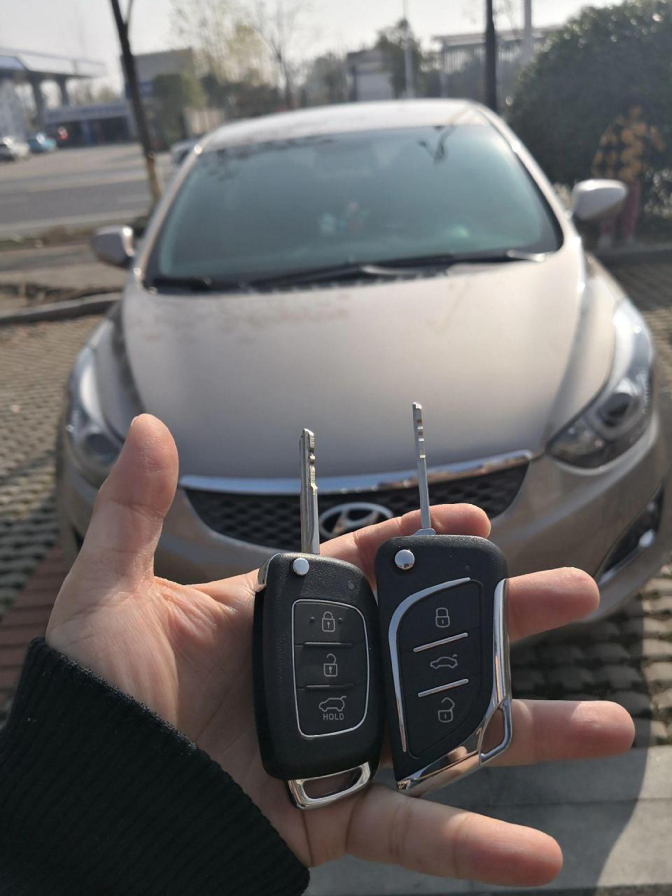 2016年现代朗动增配一把遥控折叠钥匙