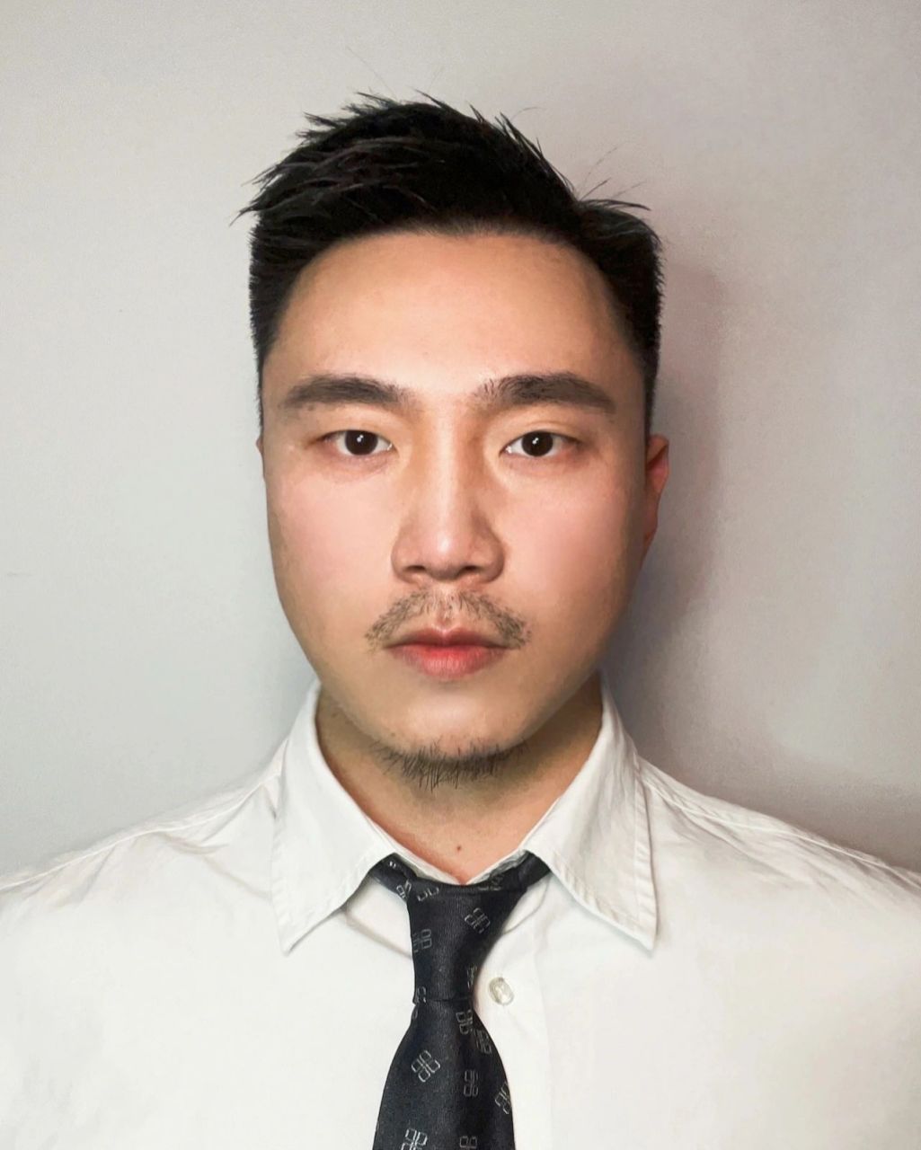 09证件照正面看不到耳朵怎么办? 自己在家拍证件照也挺简单的.