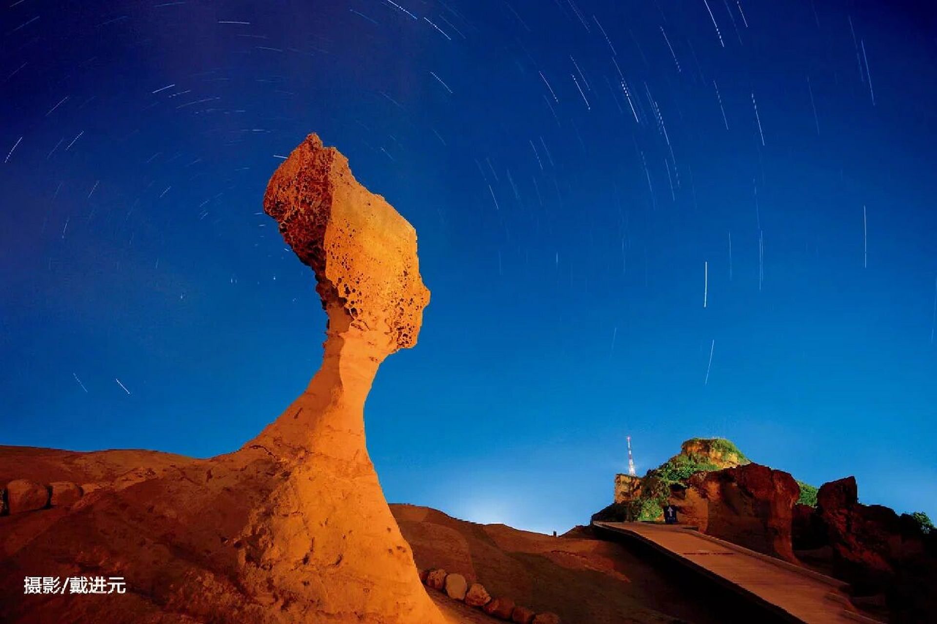 "女王头"-蕈状石,你不会还不知道吧 台湾野柳海岬的岩石由厚砂岩单向