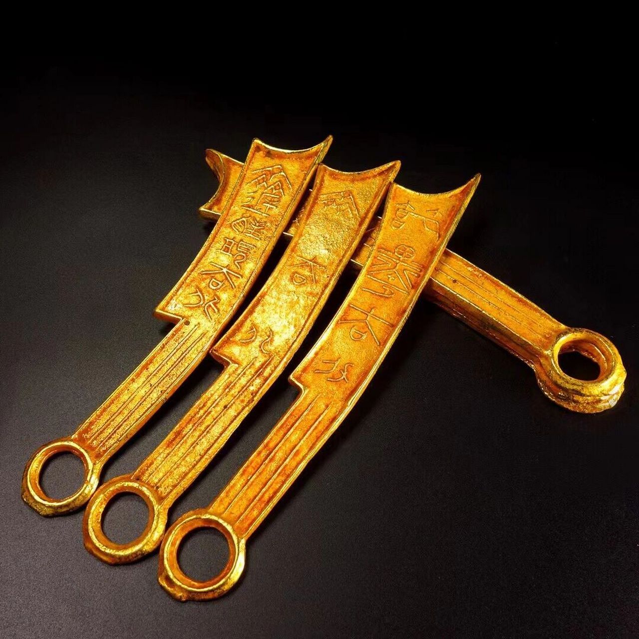 旧藏汉代铜鎏金刀币钱 字体清晰,包浆浑厚,总重量:300克,长度:18cm