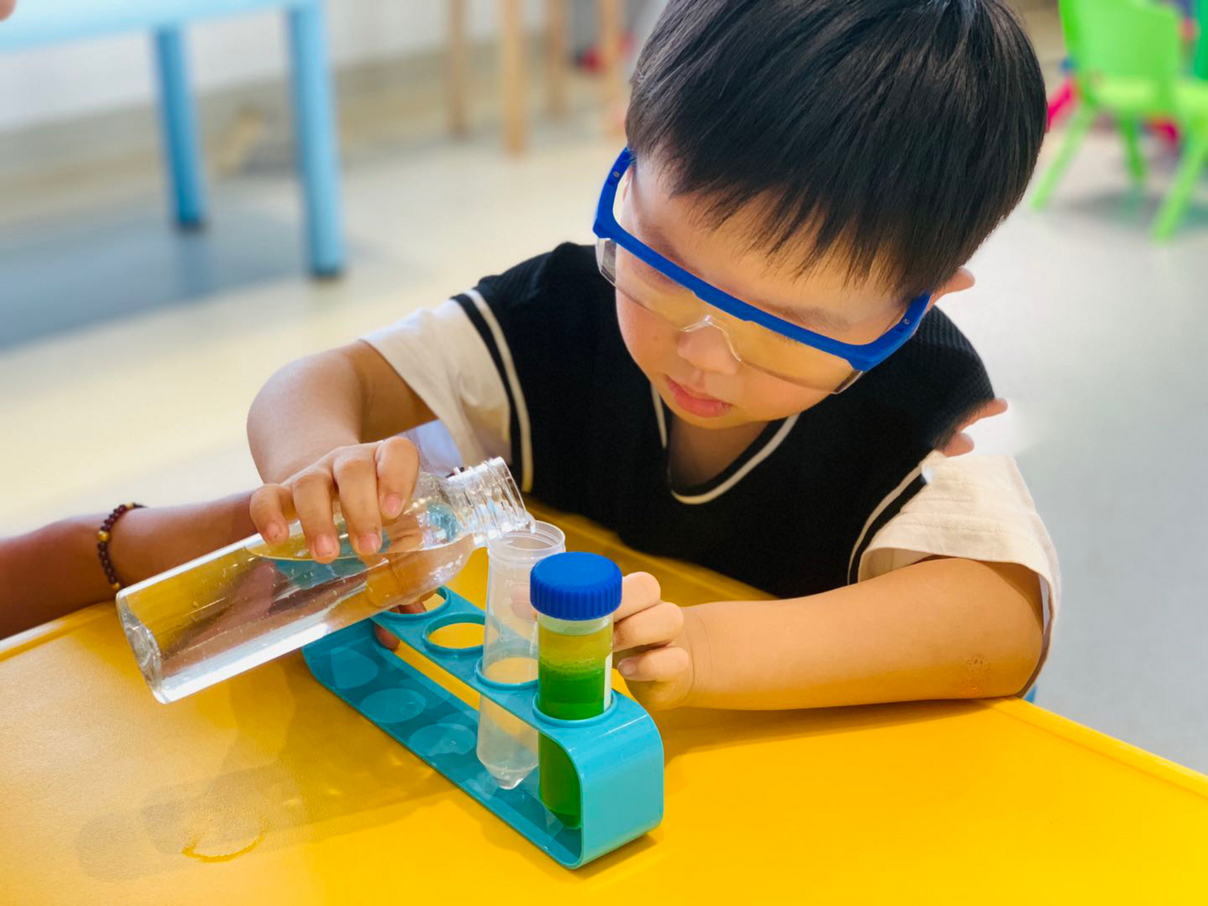 幼儿园科学小实验 科学实验课 《油水分离》 	 科学原理: 正常条件下