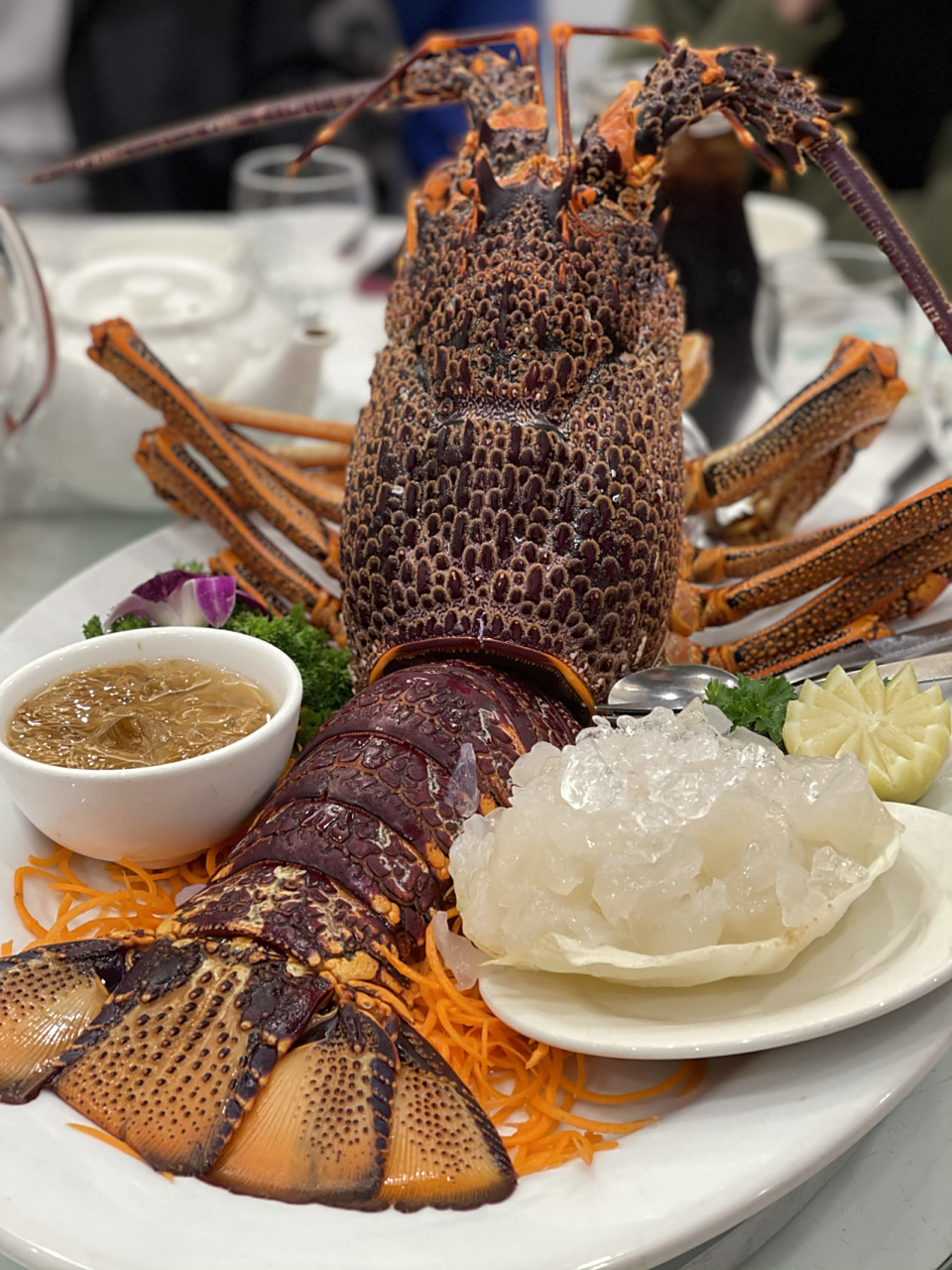 生吃澳洲龙虾02-你敢吃图二的虾脑嘛 生吃  没错!