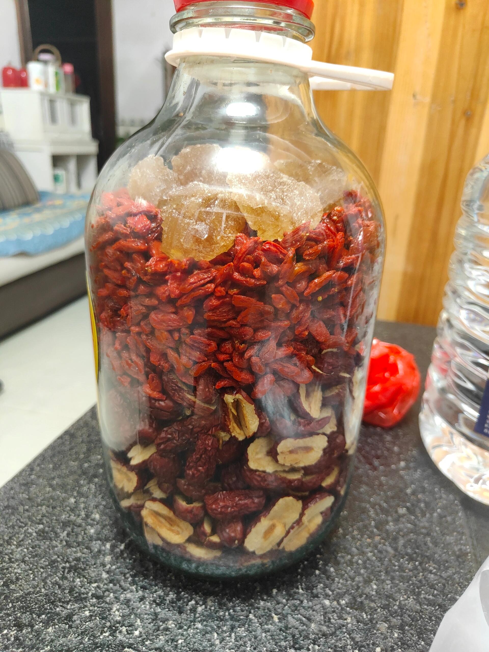 在超市买了51度的白酒,姐,买回来的红枣洗干净晒干后,把壳去掉,加上