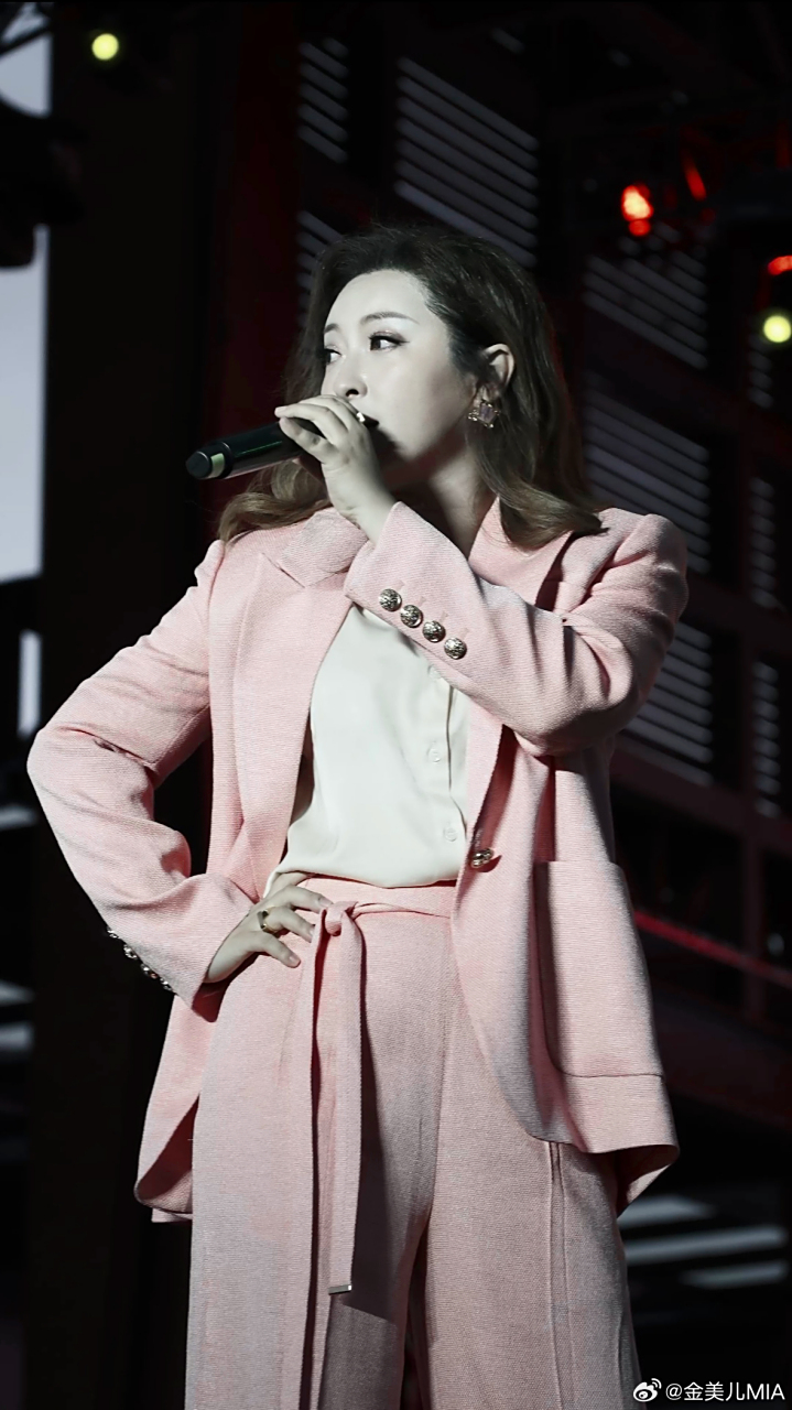 金美儿# 昨晚的红原雅克音乐季开幕式唱得很开心,舞台一时爽,就是
