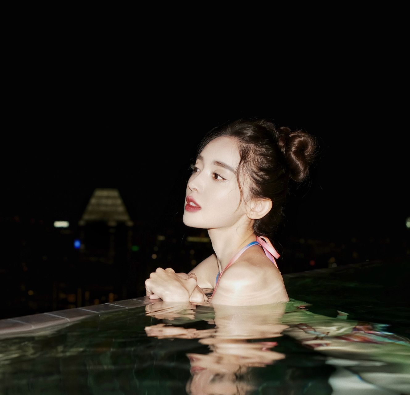 月初的快乐月中发配套快乐玩耍照片也送上愿娜扎一直被爱包围