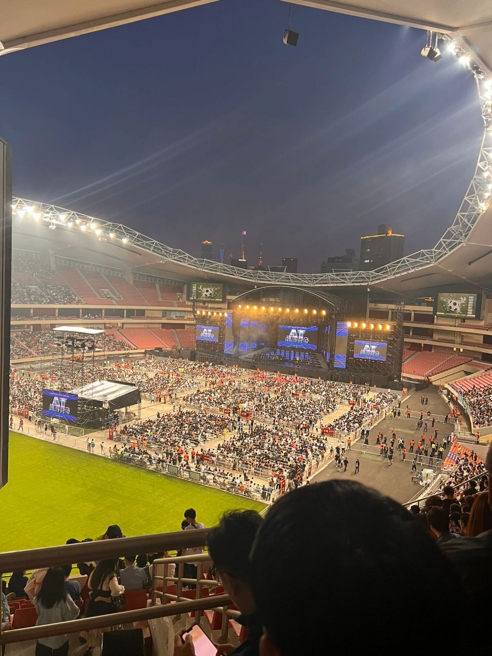 给大家参考一下薛之谦上海虹口足球场座位 我的位置票面是317