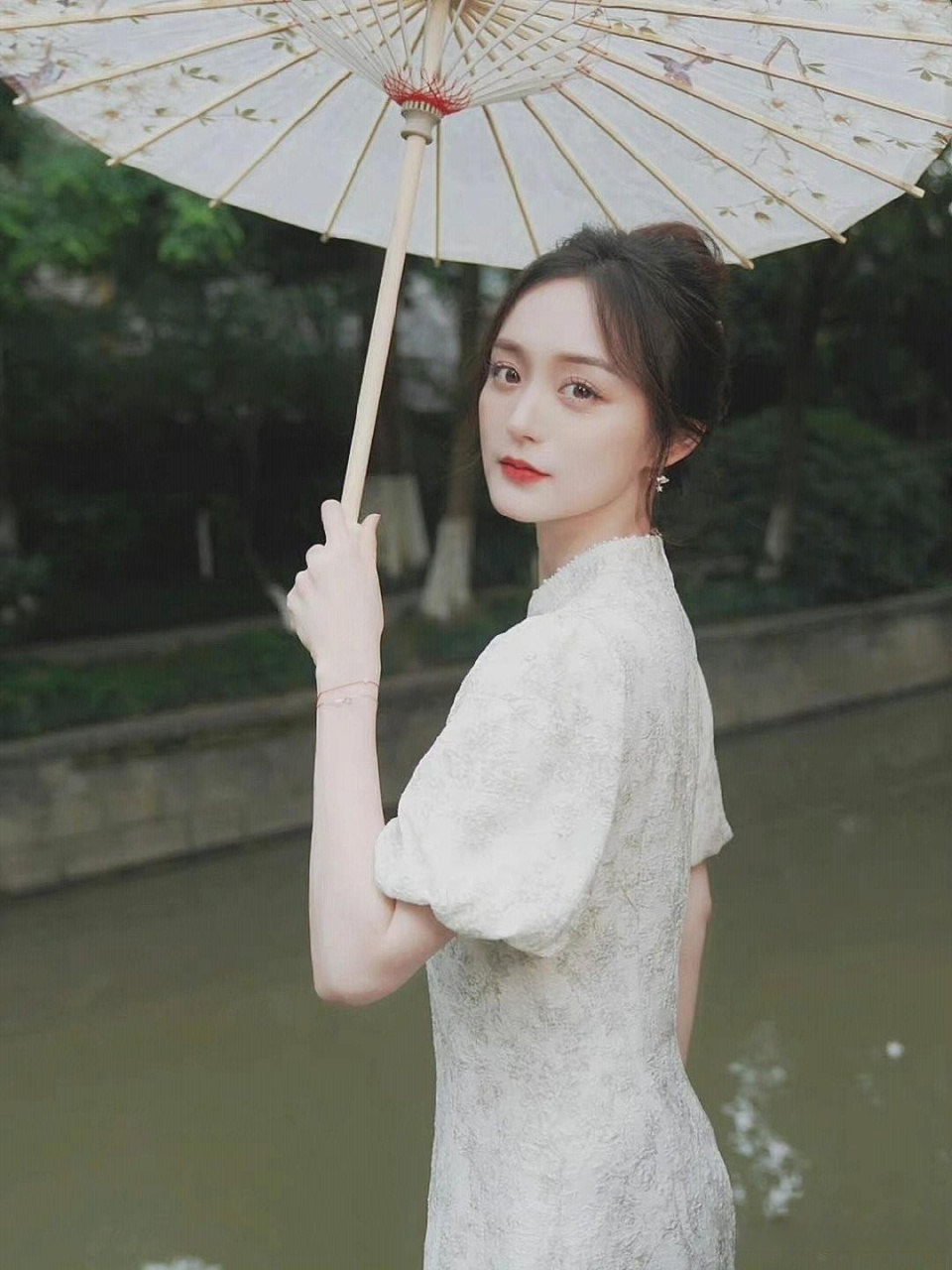 何泓姗又美到我了,一袭改良旗袍温婉浪漫,古典精致 何泓姗这长相和