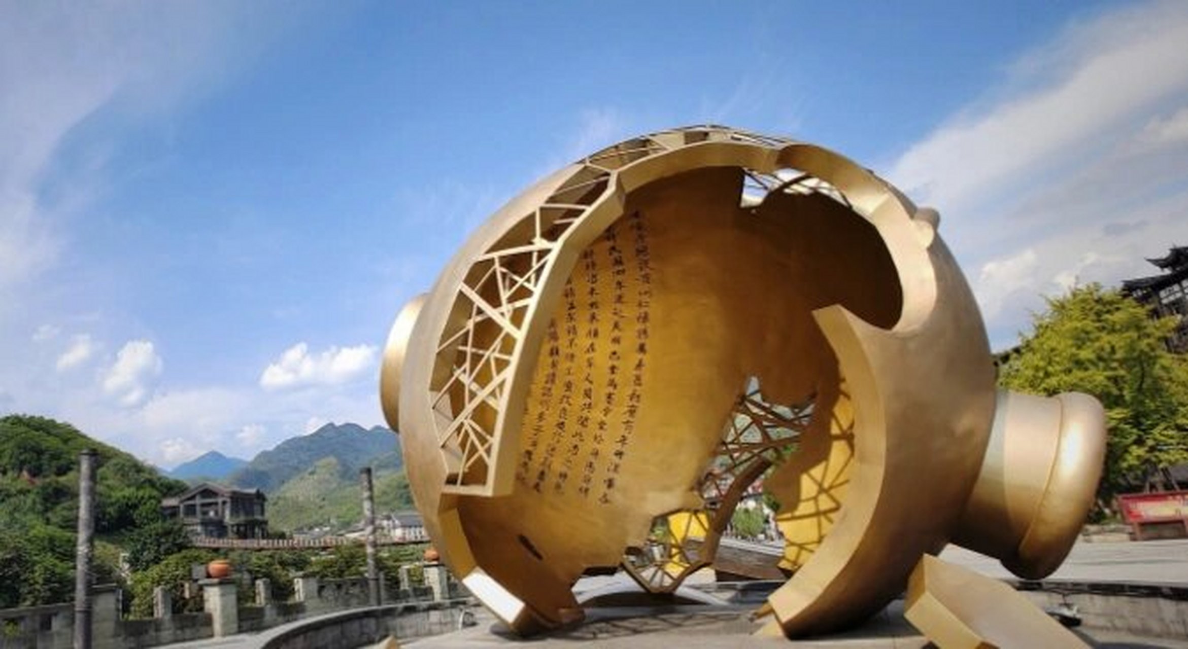 中国第一酒镇~茅台镇 茅台镇位于贵州省仁怀市赤水河畔,是川黔水陆