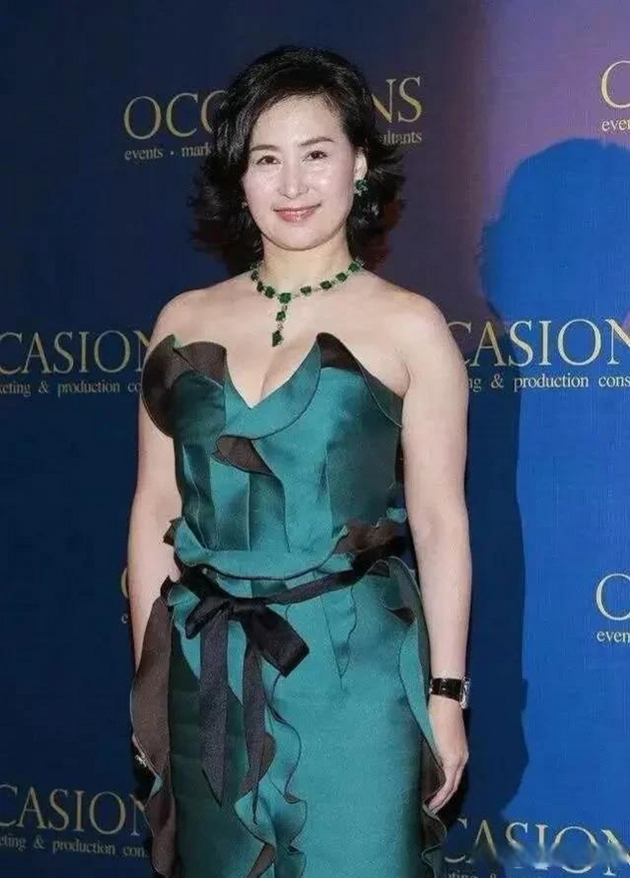 何超琼才是澳门赌王真正的接班人,她不仅颜值高,能力出众,而且时尚