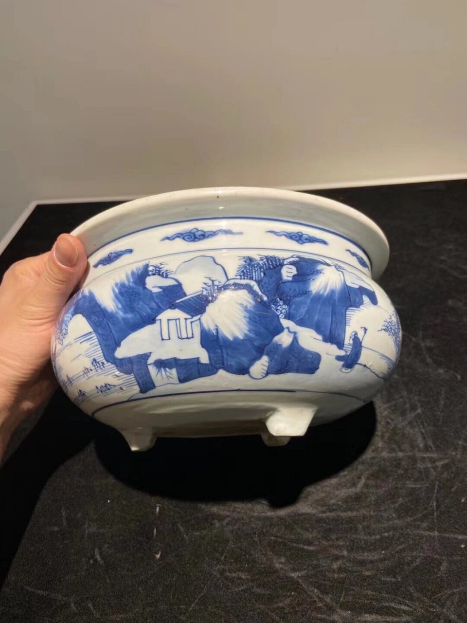 一件清代康熙时期的青花山水人物香炉,青花发色典型康熙时期的翠毛蓝