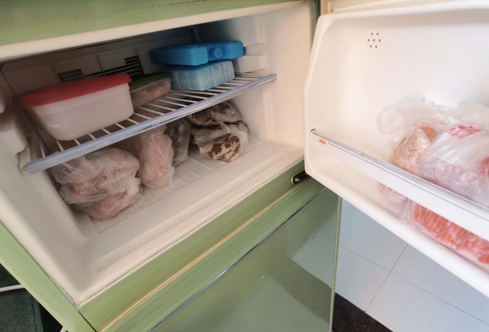 36岁进口老冰箱,承载3代人记忆 这个冰箱是母亲当年的嫁妆.