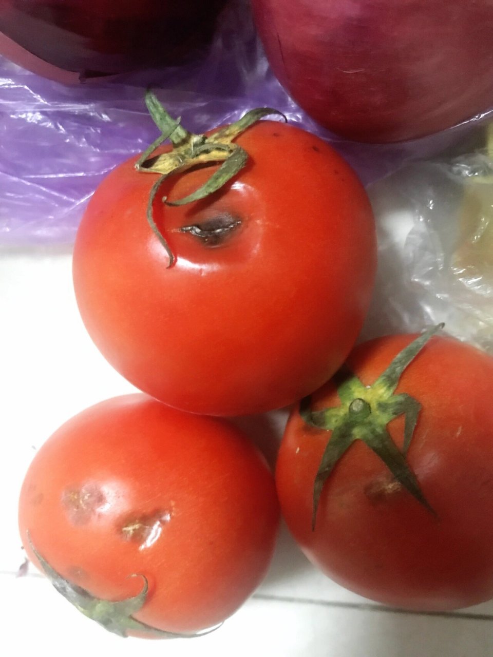 刚吃完晚饭,发现西红柿又烂了 我这烂蔬菜吃不完了,一个月买不上一次