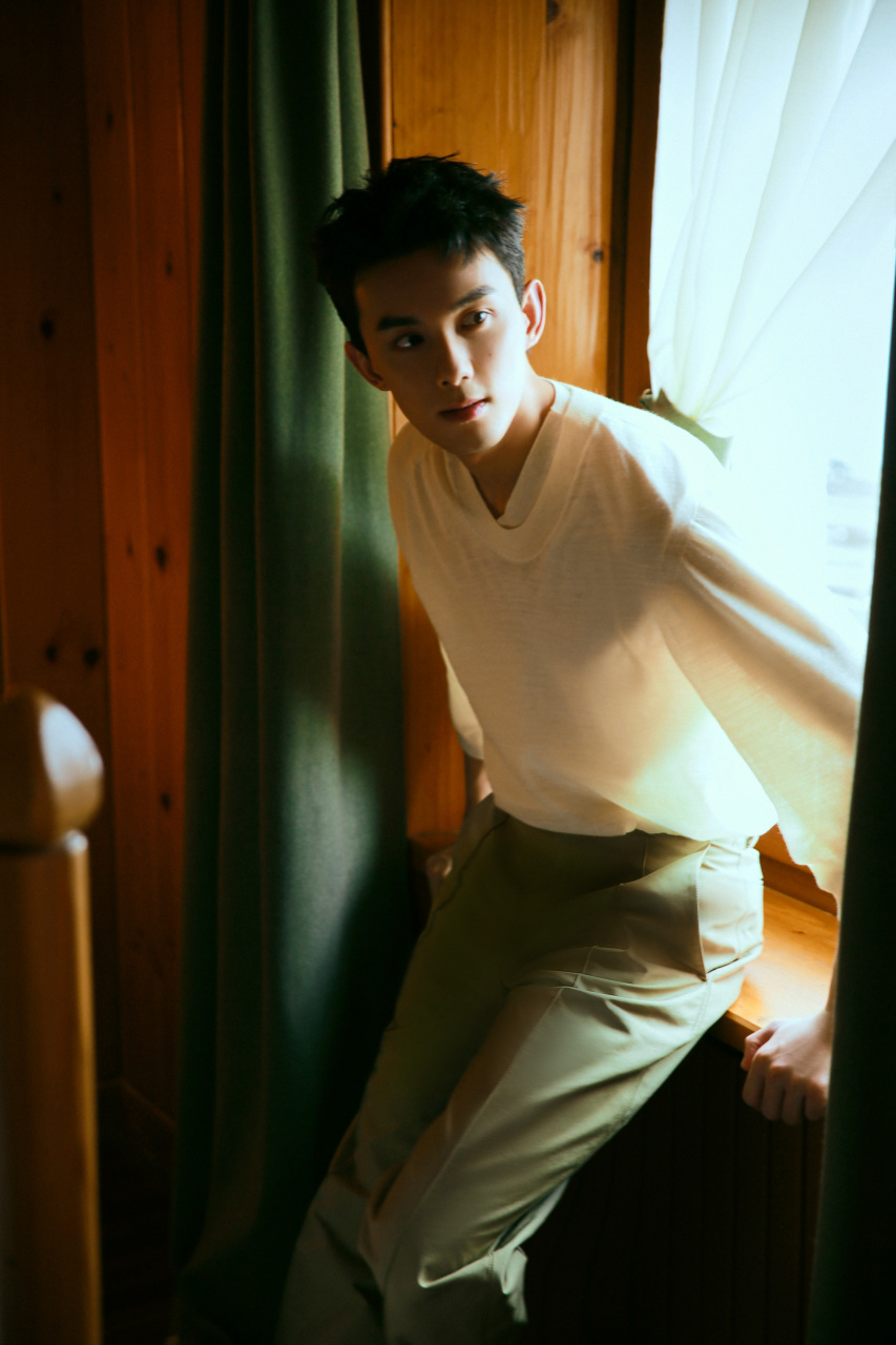 吴磊leo 于绿意之境轻巧漫步,赴一场自然派对.