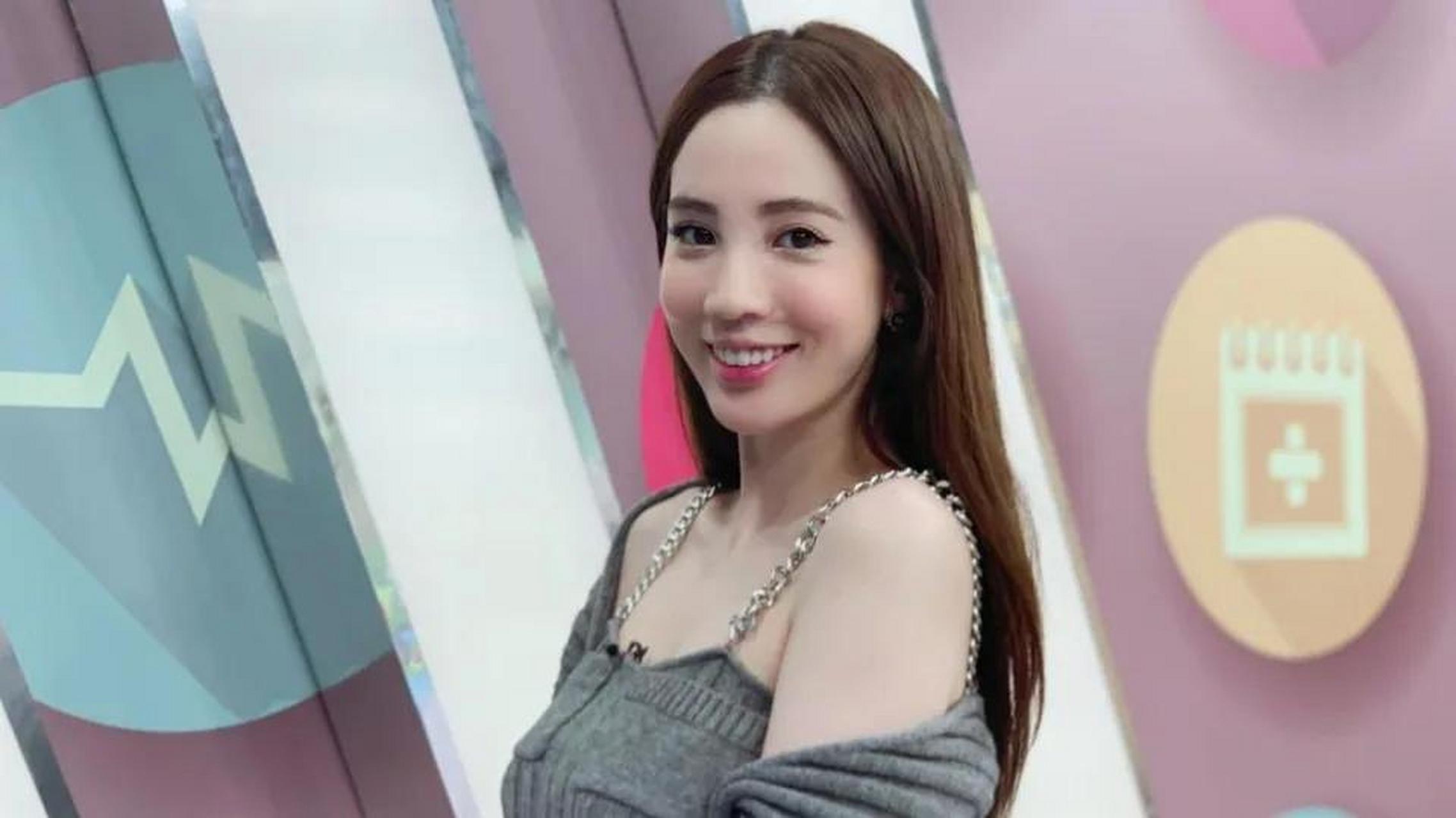 重现大s电话20年没换套路,台艺人爱雅分手15年复合结婚,因她的手机