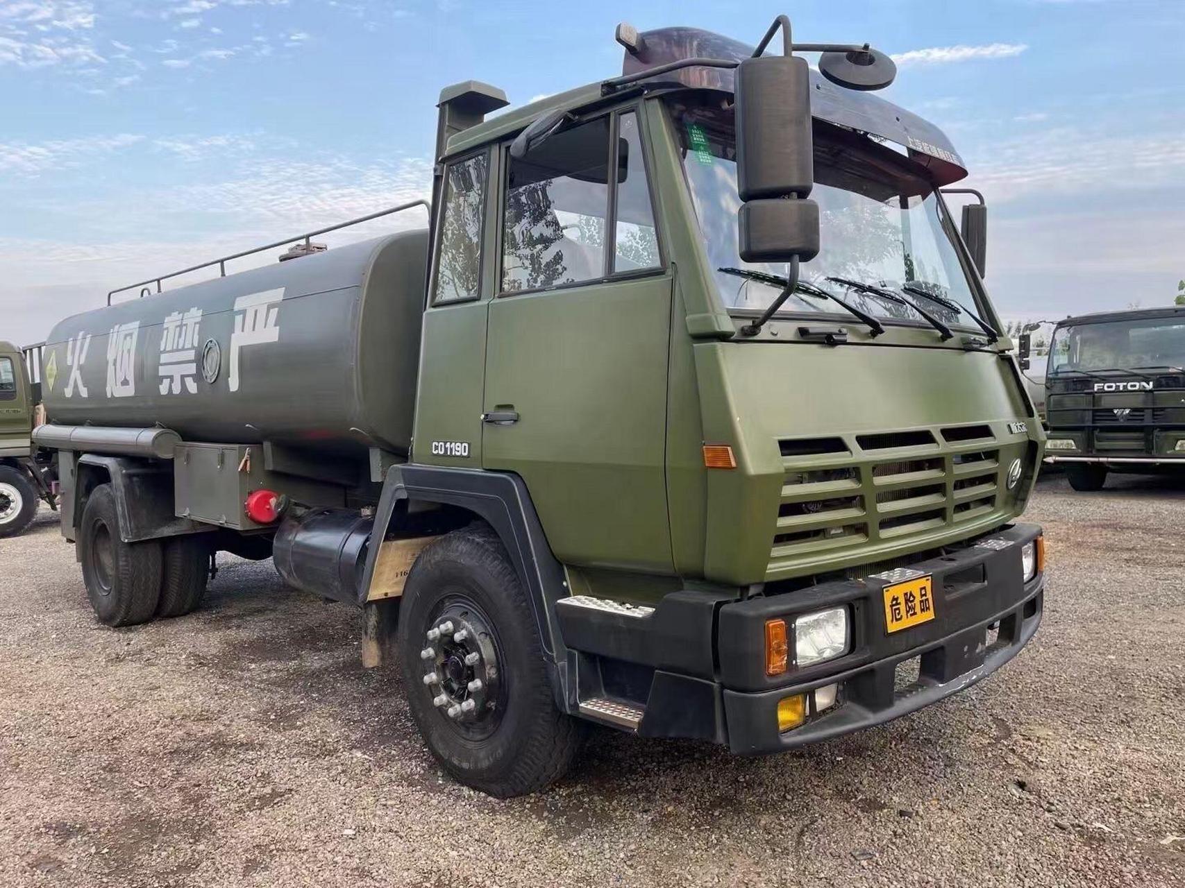 库存新款斯太尔油罐车.