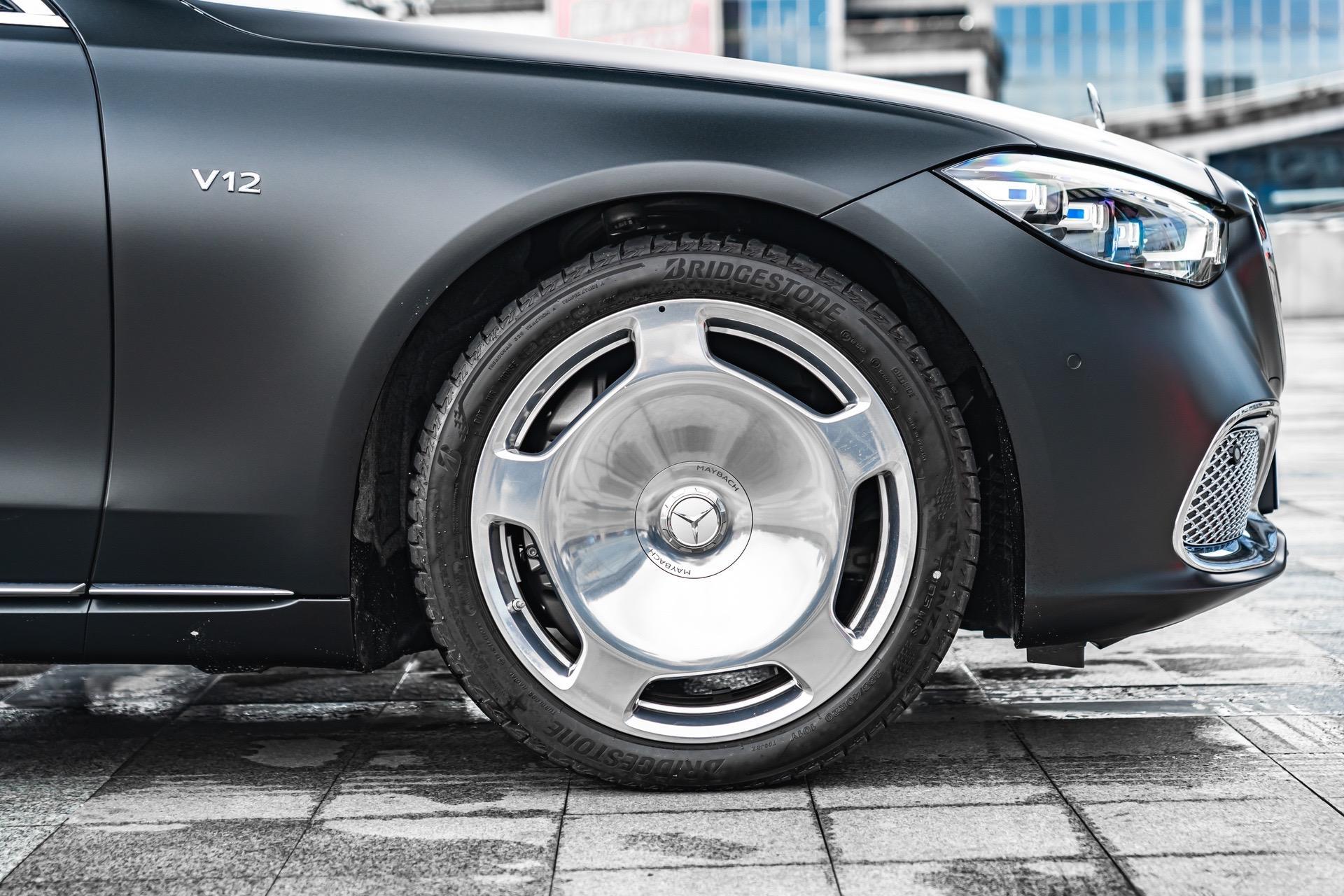 奔驰 迈巴赫 s680 匠心高定首发版.磨砂黑外漆,松露棕/黑色双拼内饰.