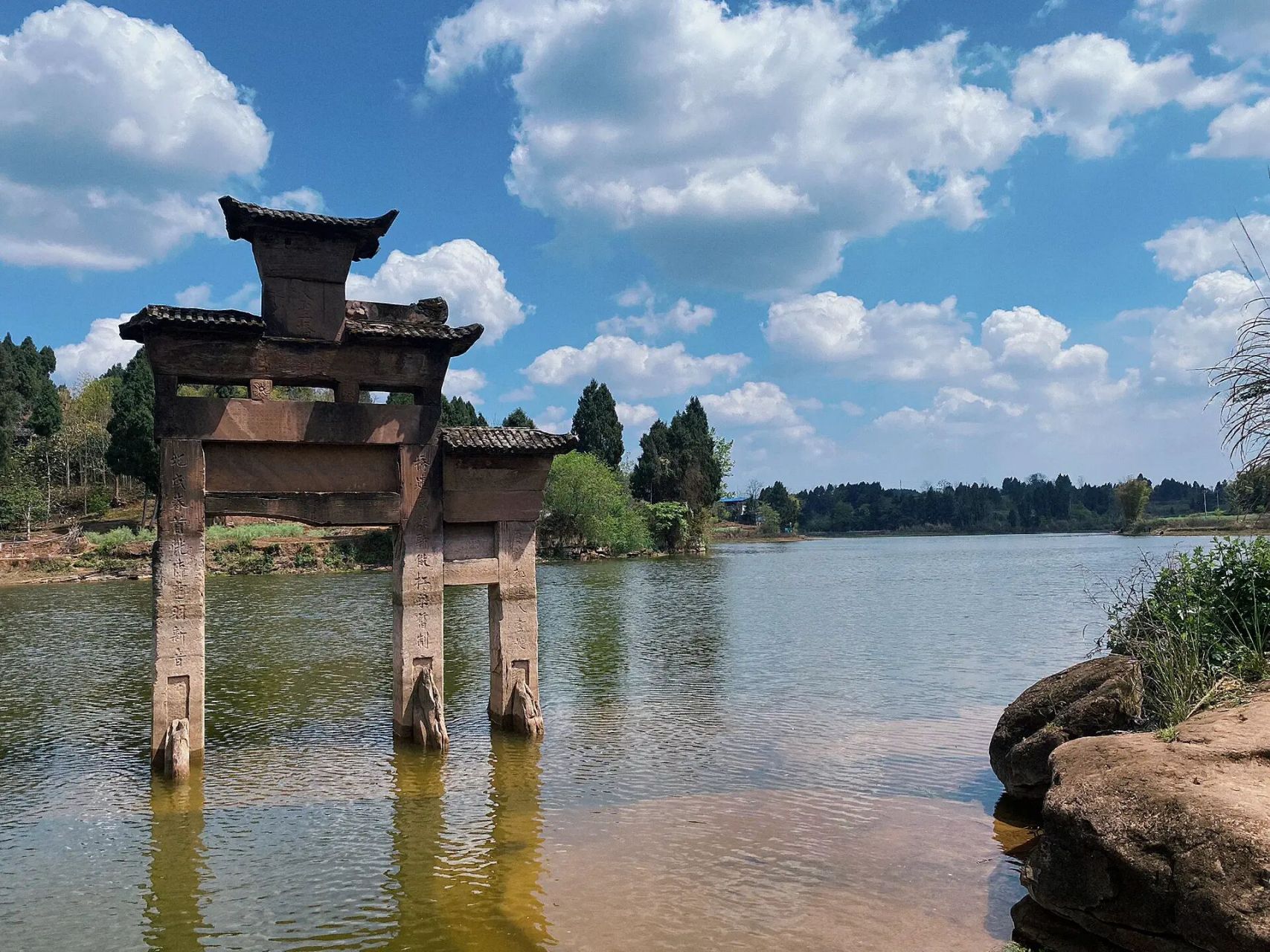 大圣桥牌坊位于资阳市雁江区中和镇,建于清代,坐北向南,为四柱三间五